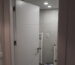 puerta blanca abatible de baño