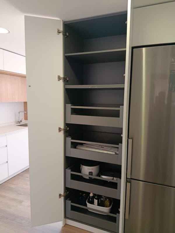 cocina armario con cajones y estanterías para almacenar alimentos