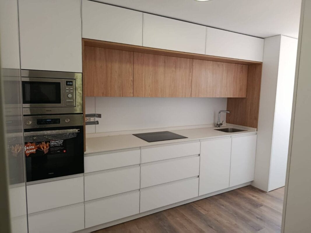 cocina en línea con encimera y cajones