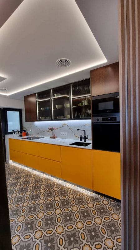 Iluminación LED en cocinas modernas a medida diseñadas por Alitor Carpinteros