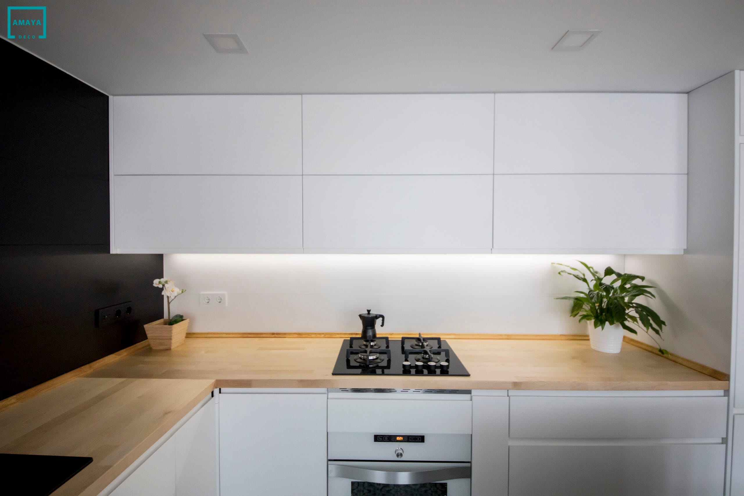 cocina a medida con encimera de madera
