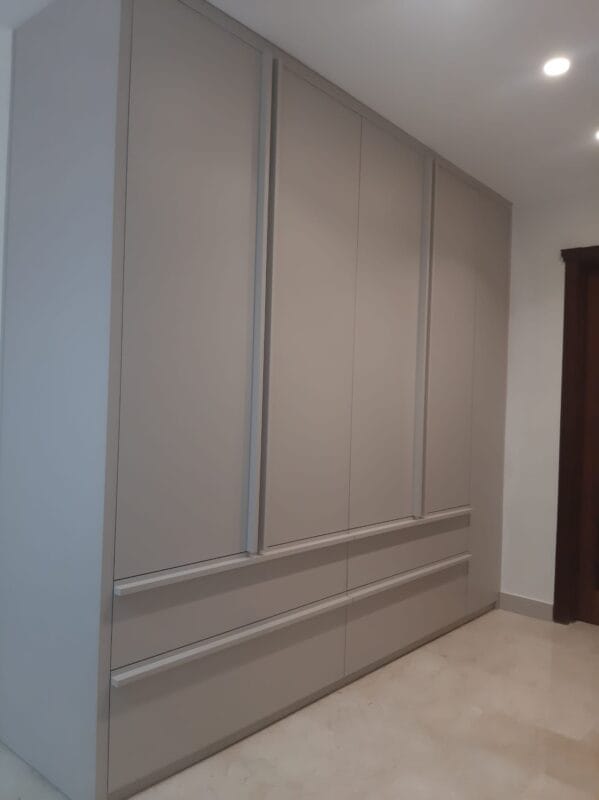 armario empotrado madera gris