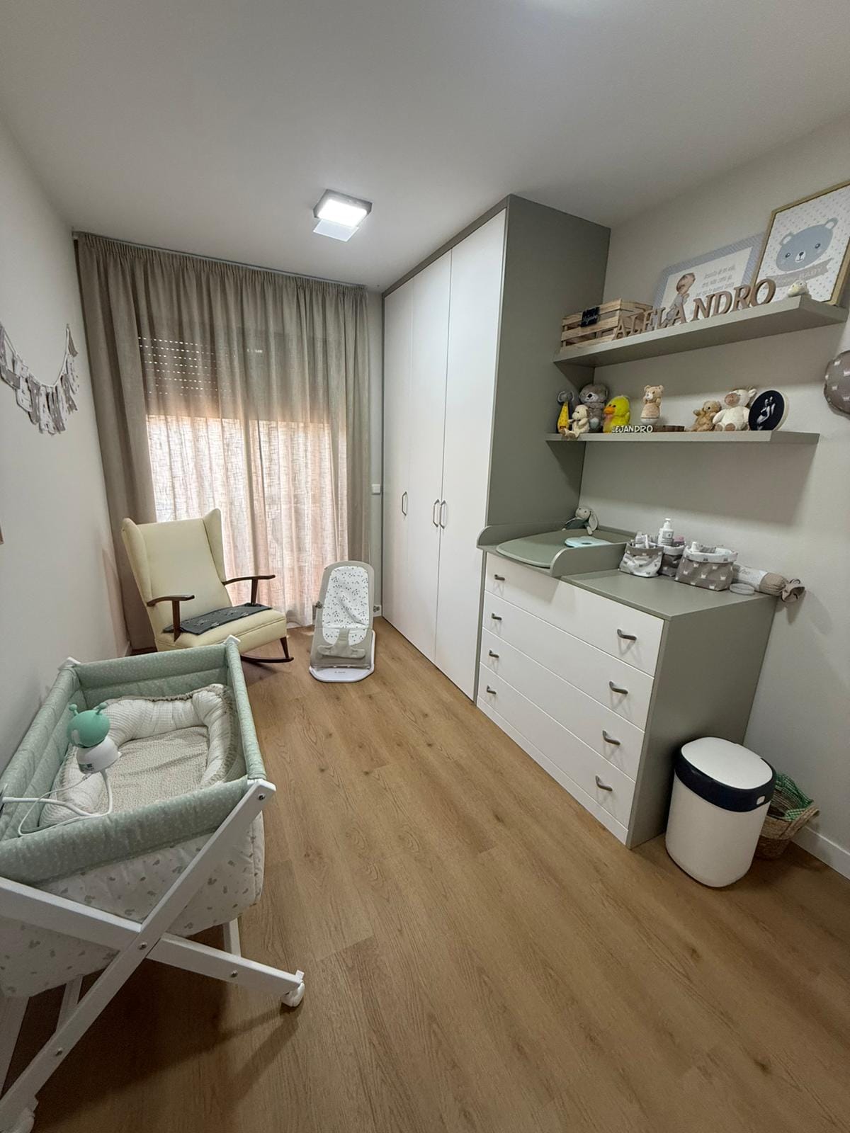 dormitorio de bebe con cuna y cambiador hecho a medida