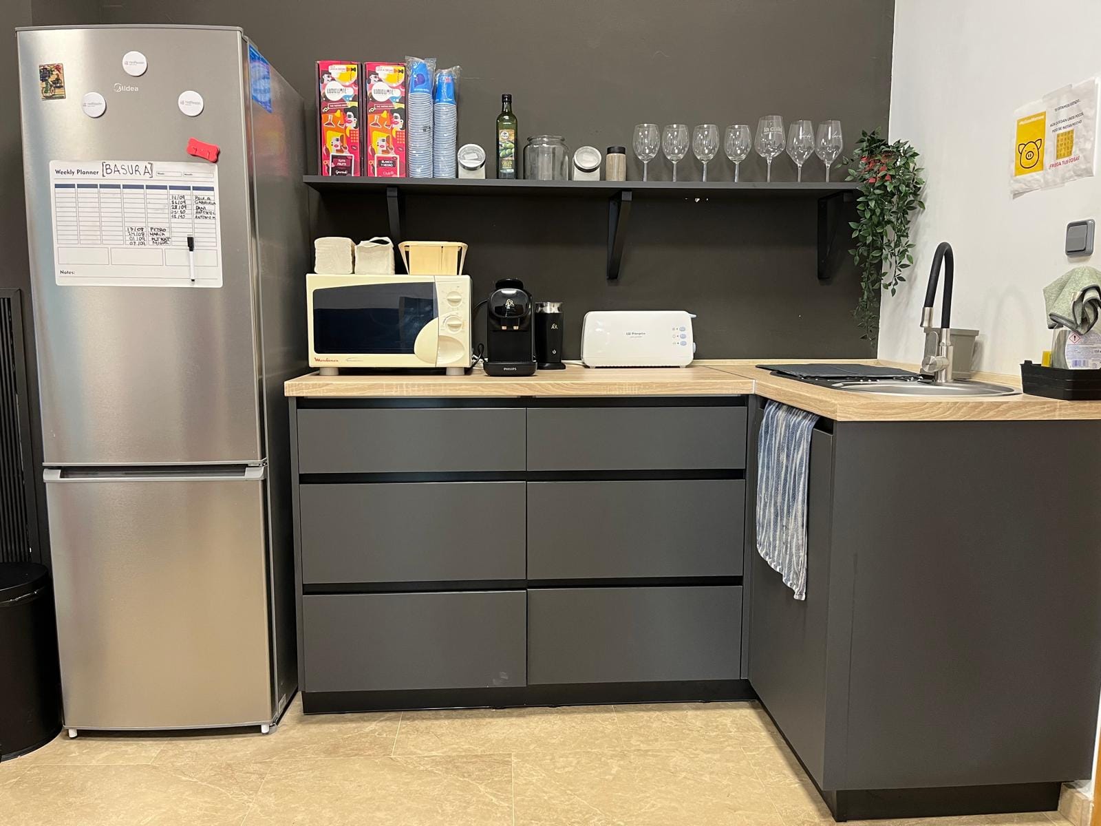 cocina de oficina equipada