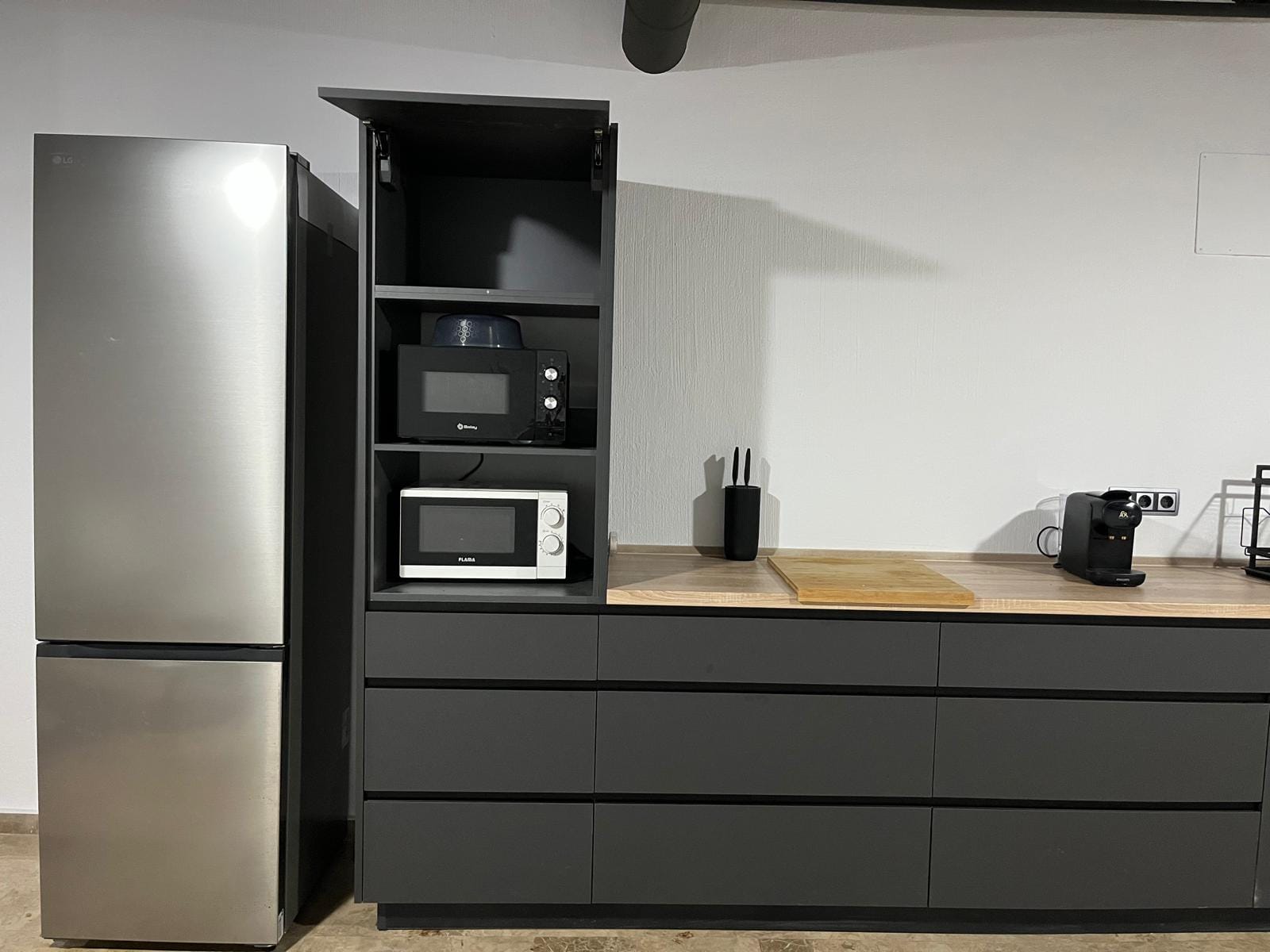 cocina de oficina con encimera y estantería para microondas