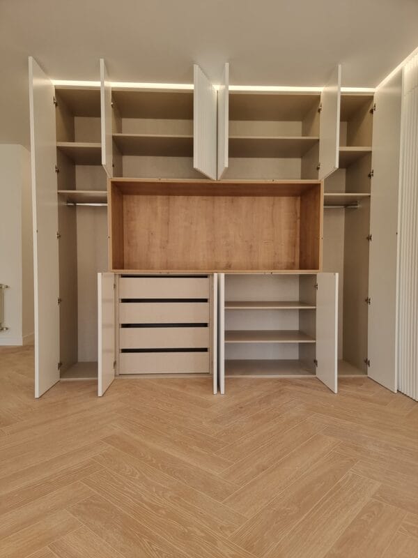 armario con puertas abiertas