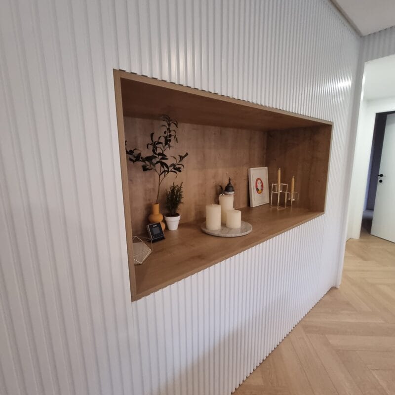 armario empotrado con cubículo de madera integrado