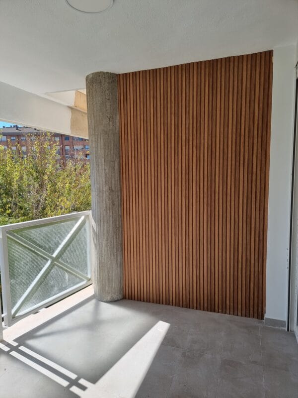 balcón con paneles de madera