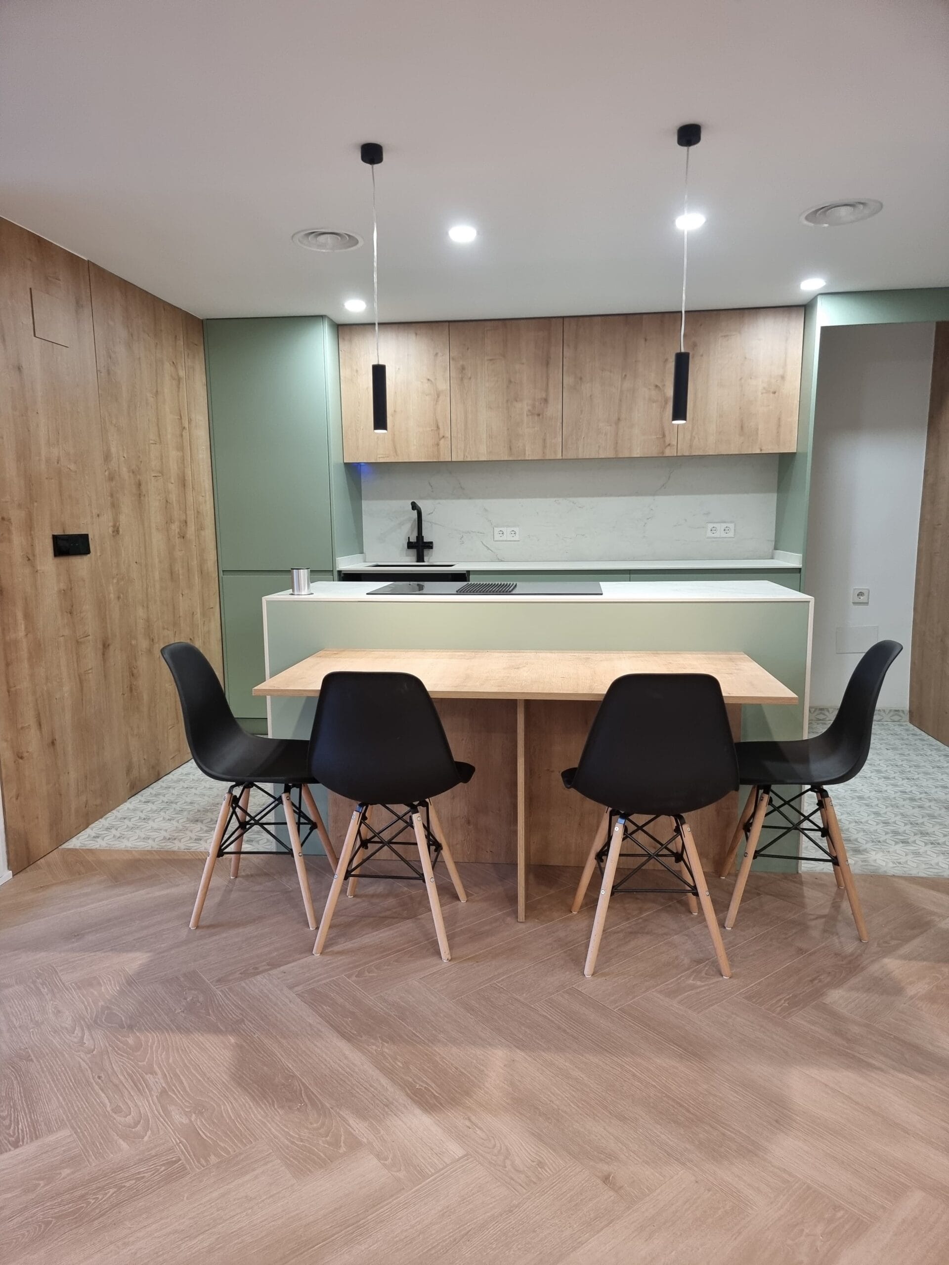 cocina reformada con iluminación