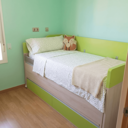 dormitorio juvenil con cama cuna