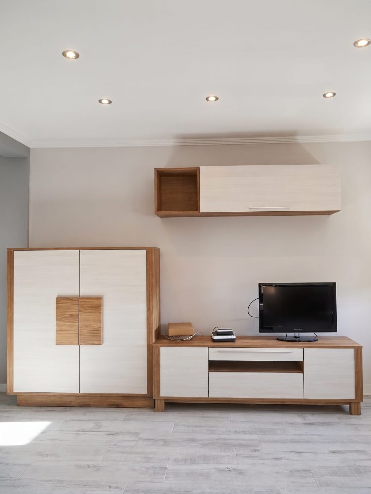 mueble bajo de salón con estantería suspendida