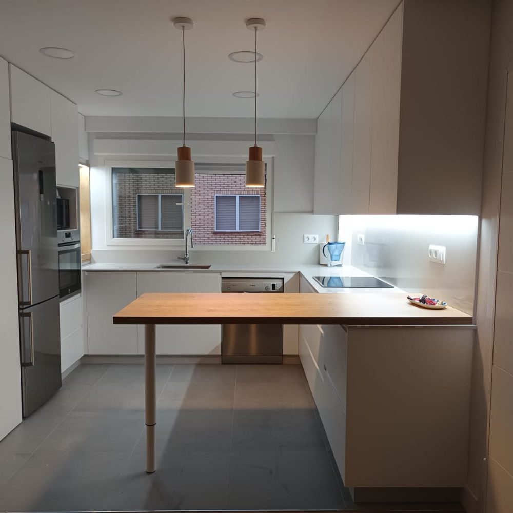 cocina reformada blanca en piso en Cartagena