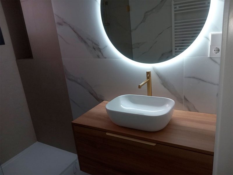 mueble de baño moderno con espejo y luces led
